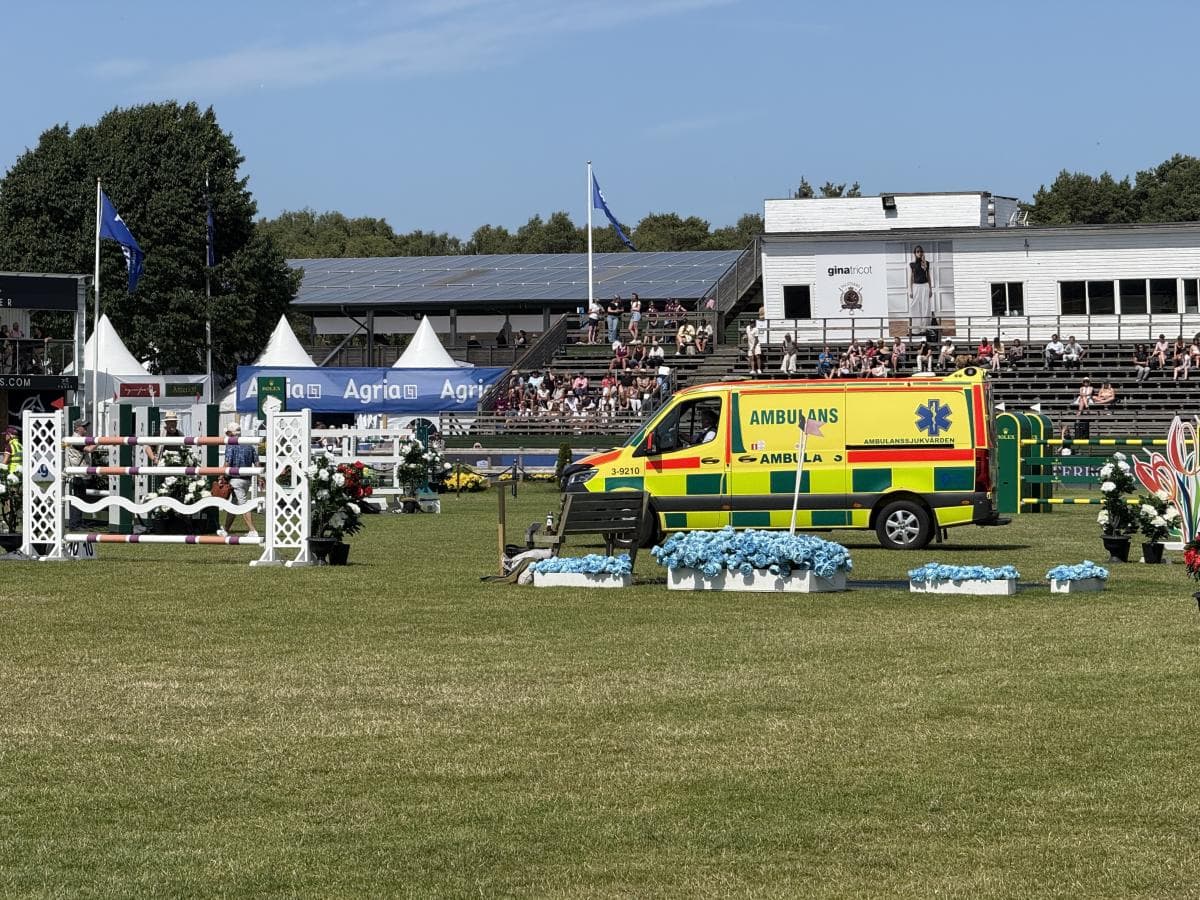 Petronella Andersson hämtad med ambulans efter otäckt fall i Falsterbo