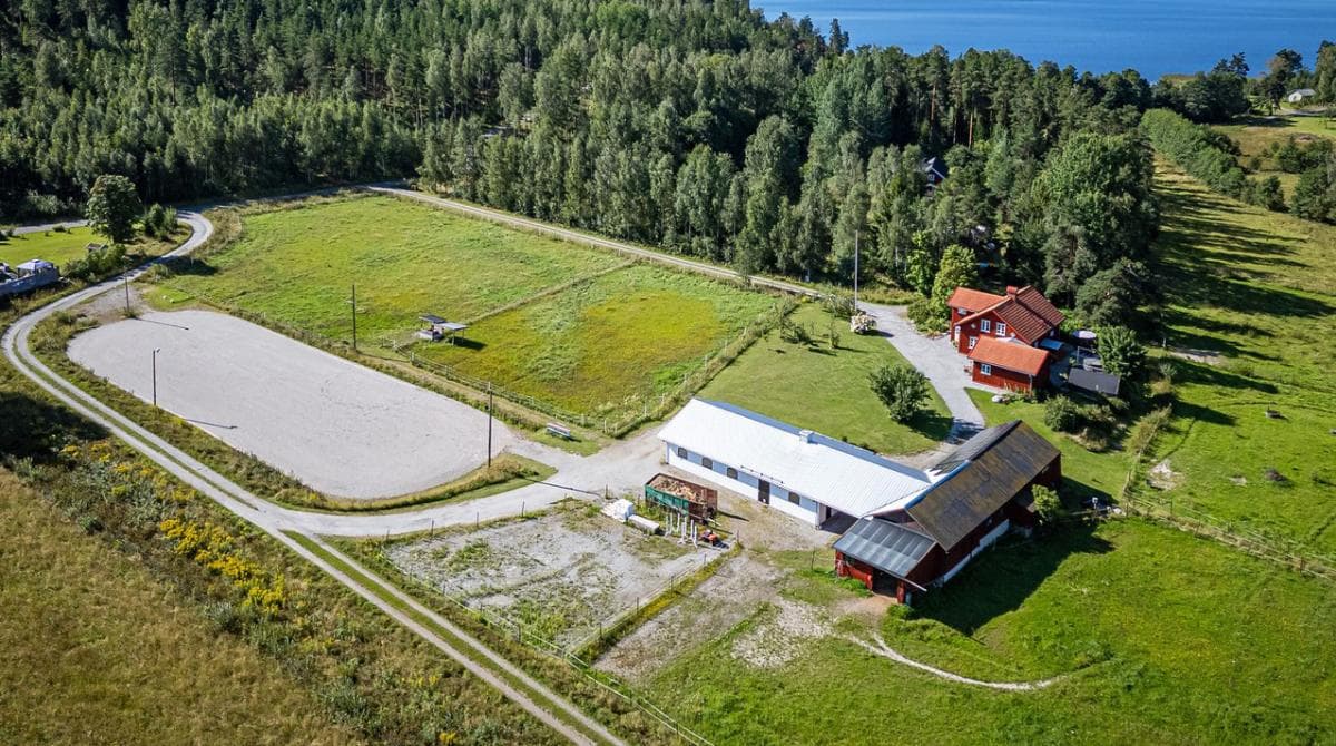 Hästgård med fem boxar och lantlig charm